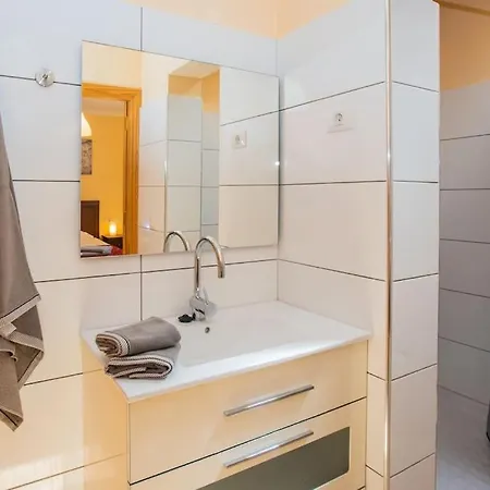 Aleksandra Spacious For 8 Guests, Heated Pool, Mountain Views Holiday home