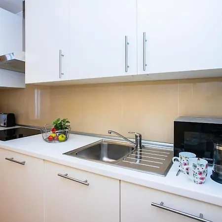 Holiday home Aleksandra Spacious For 8 Guests, Heated Pool, Mountain Views *