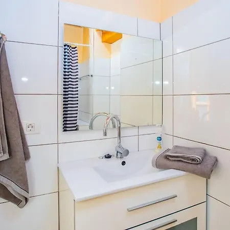 Holiday home Aleksandra Spacious For 8 Guests, Heated Pool, Mountain Views *